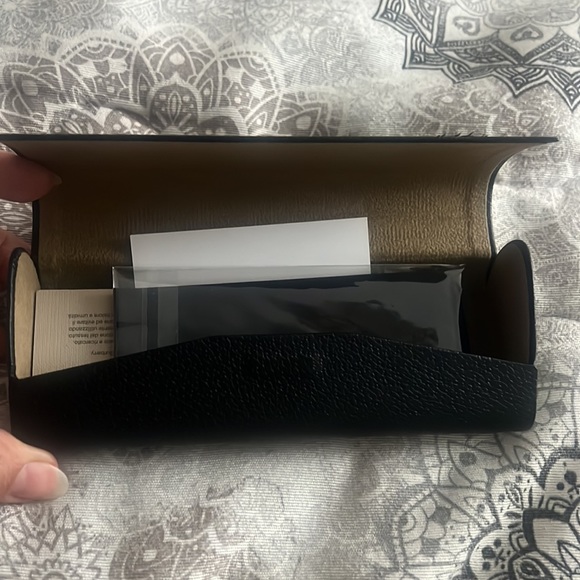 Burberry case - Picture 2 of 3